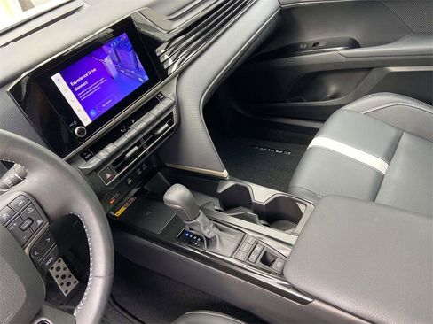 Used 2025 Toyota Camry SE image 27