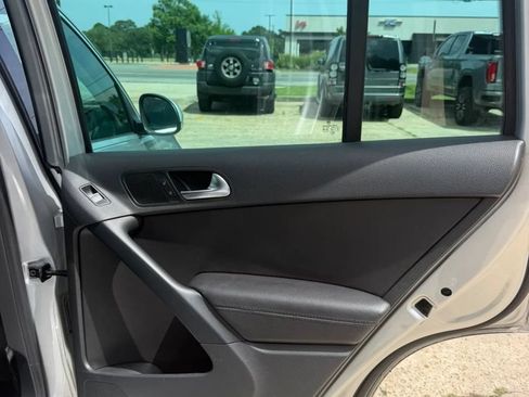 Used 2016 Volkswagen Tiguan SE FWD image 19