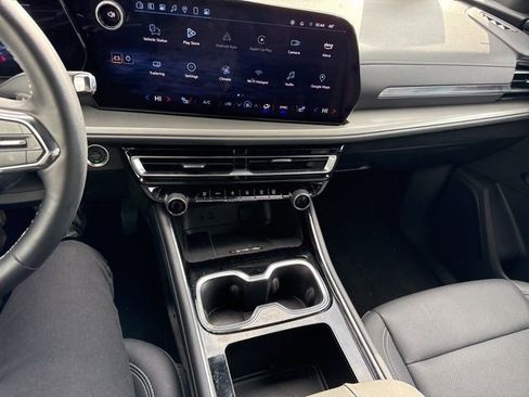 Used 2025 Chevrolet Traverse LT image 16