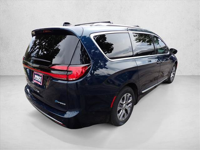 Used 2024 Chrysler Pacifica Pinnacle FWD image 3
