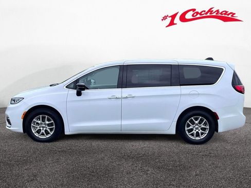 Used 2024 Chrysler Pacifica Touring-L FWD image 10