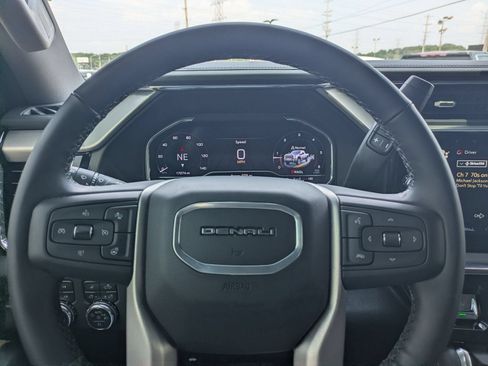 Used 2025 GMC Sierra 2500 Denali w/ Technology Package AWD/4WD image 12