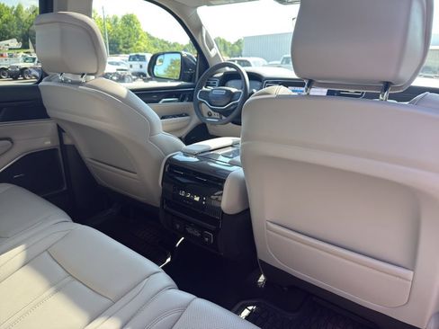 Used 2024 Jeep Wagoneer 4WD w/ Premium Group I image 18