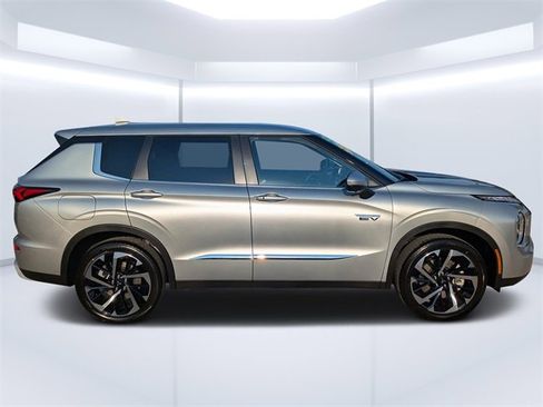 New 2025 Mitsubishi Outlander SE image 2
