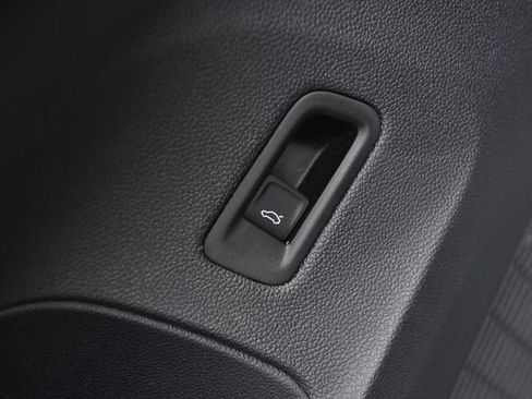 Certified 2025 Volkswagen Atlas SEL Premium R-Line image 9