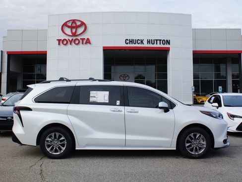 Used 2026 Toyota Sienna XLE image 13