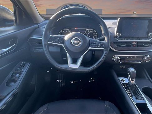 Used 2025 Nissan Altima 2.5 SV FWD image 5