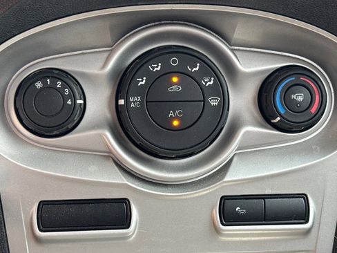 Used 2016 Ford Fiesta SE image 12