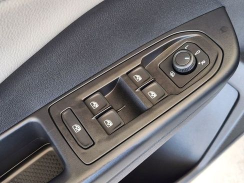 New 2024 Volkswagen Taos SE image 18