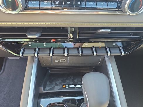 New 2026 Chevrolet Colorado ZR2 w/ Technology Package AWD/4WD image 17