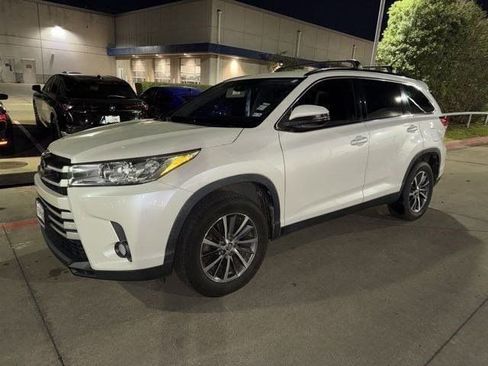 Used 2019 Toyota Highlander XLE image 3