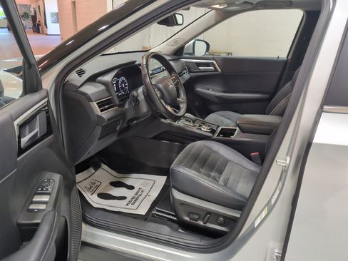 Used 2024 Mitsubishi Outlander SE AWD/4WD image 16