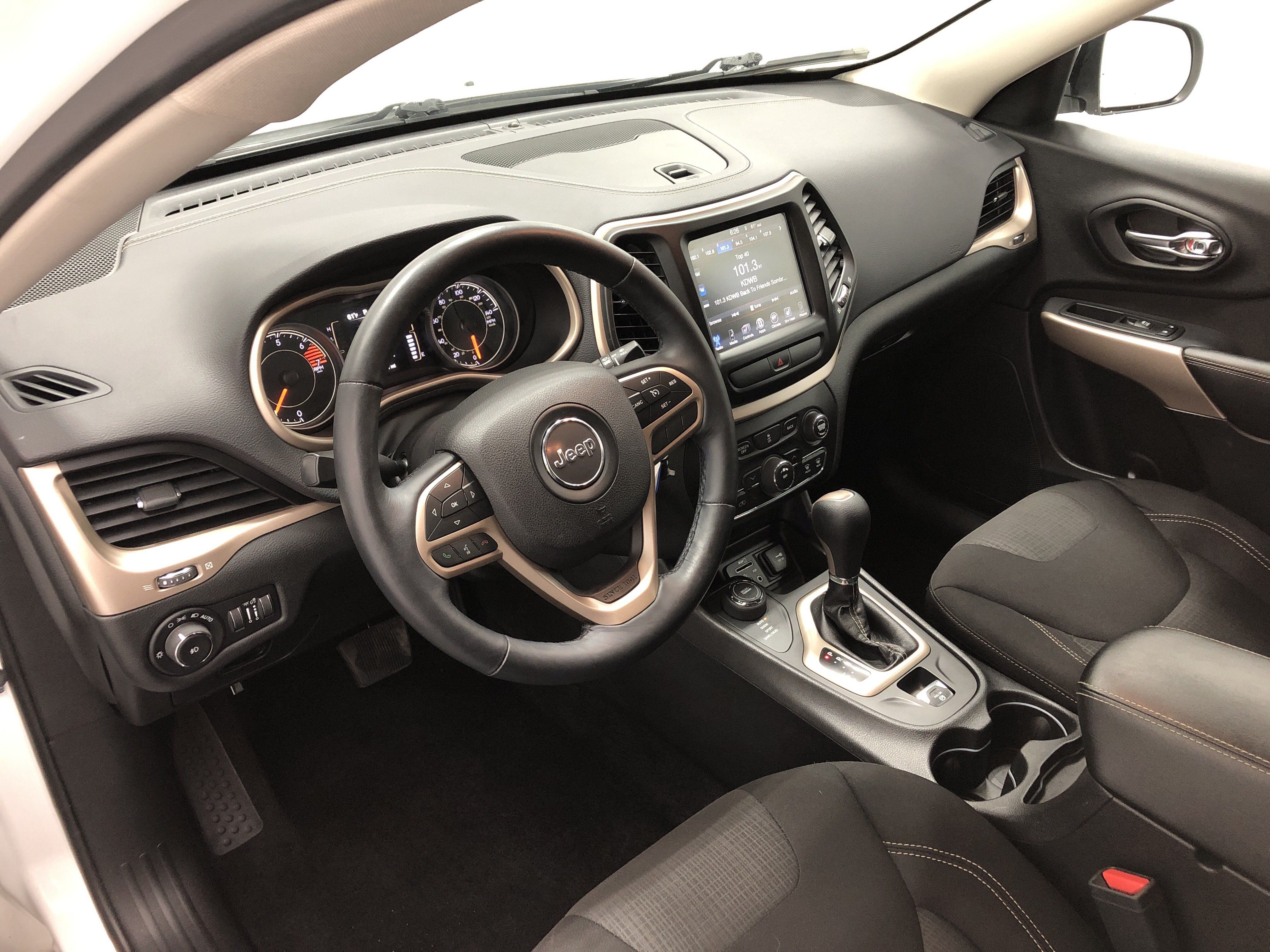 Used 2017 Jeep Cherokee Latitude w/ Cold Weather Group AWD/4WD image 13