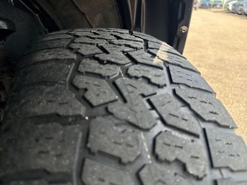 Used 2018 Toyota Tacoma SR5 AWD/4WD image 42