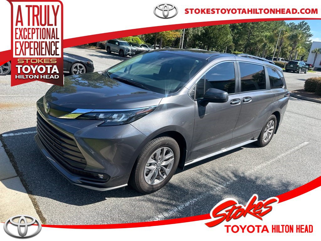 Used 2025 Toyota Sienna XLE FWD image 1