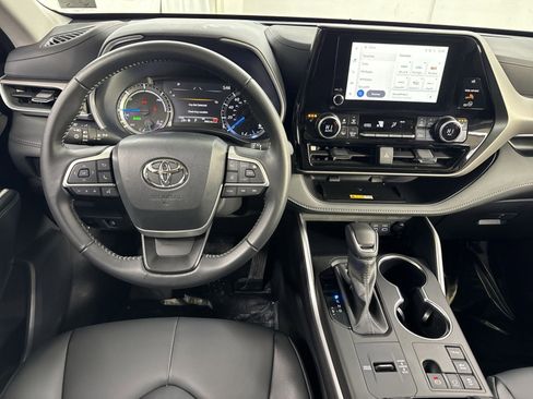 Used 2025 Toyota Highlander XLE image 27