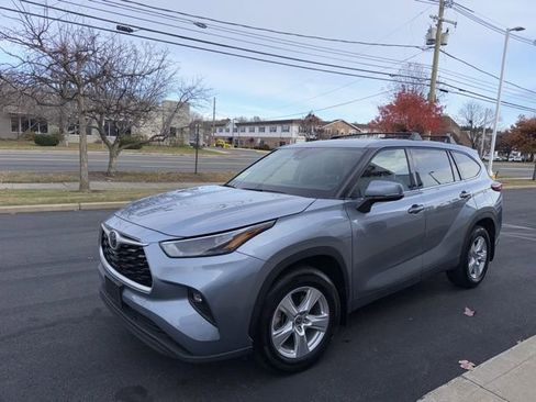 Certified 2022 Toyota Highlander LE image 4