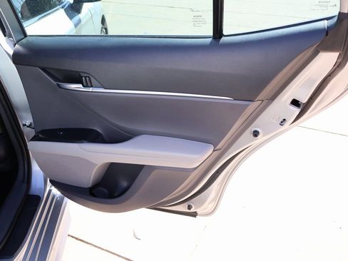 Used 2020 Toyota Camry SE image 12