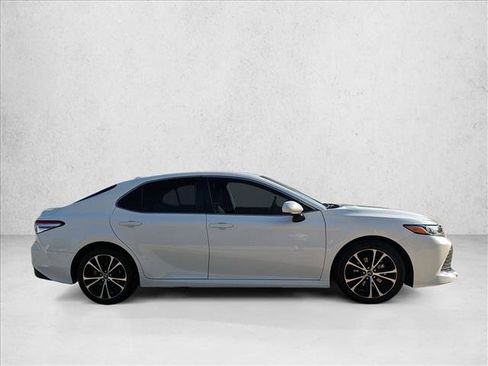 Used 2020 Toyota Camry LE FWD image 4