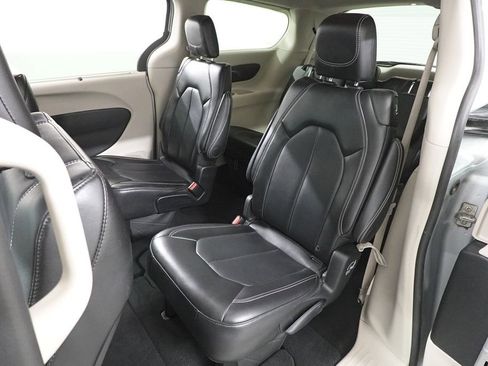 Used 2024 Chrysler Pacifica Touring-L image 24