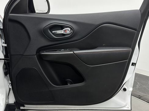 Used 2019 Jeep Cherokee Trailhawk image 32