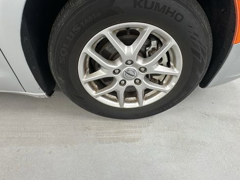 Used 2024 Chrysler Pacifica Touring-L image 9