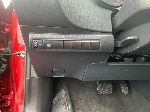 Used 2025 Toyota Corolla LE image 32