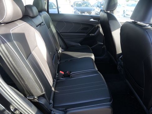 Used 2022 Volkswagen Tiguan SE image 32