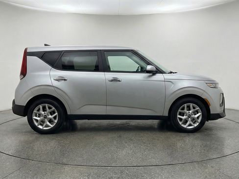 Used 2025 Kia Soul LX w/ LX Technology Package FWD image 11