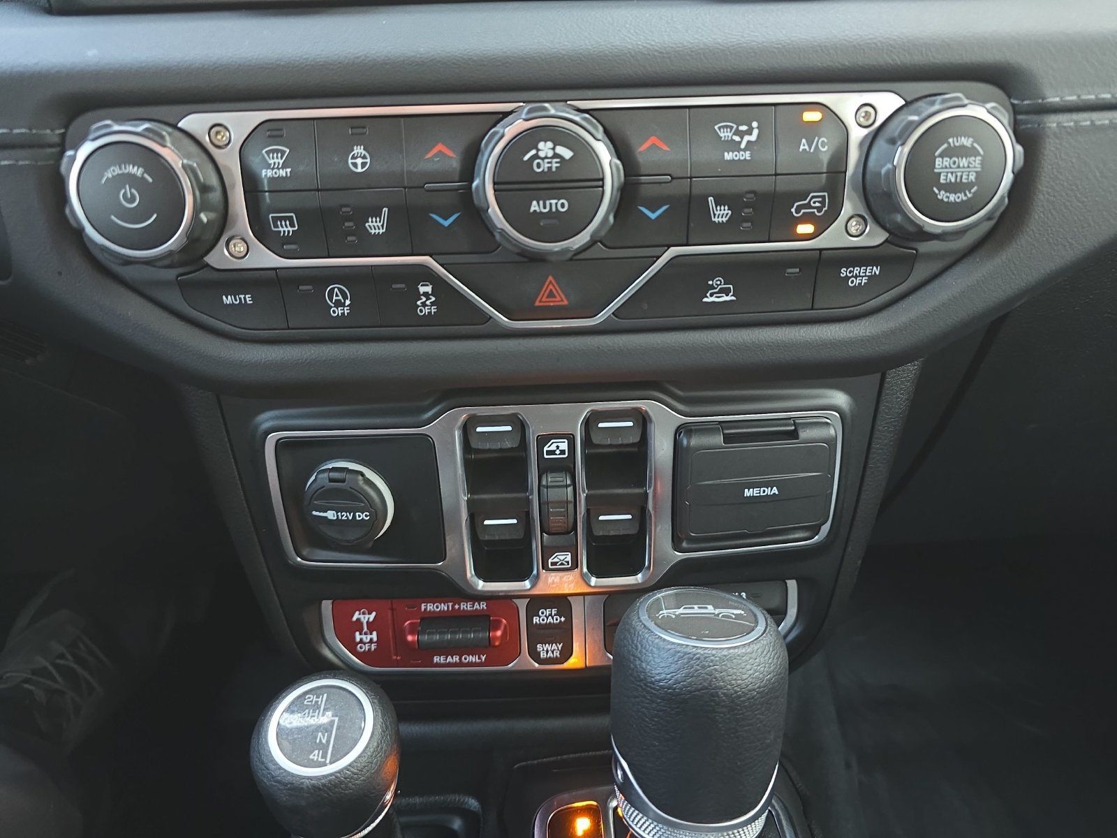 Used 2024 Jeep Gladiator Rubicon w/ Technology Group AWD/4WD image 27