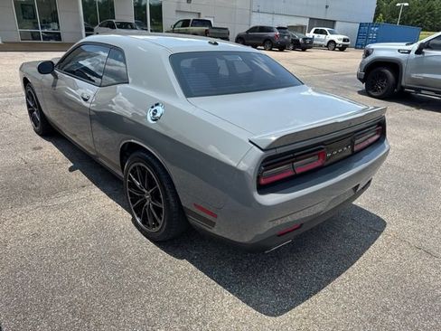 Used 2019 Dodge Challenger SXT RWD image 5