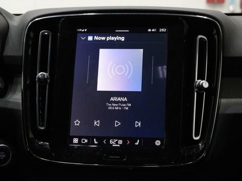 Used 2025 Volvo XC40 B5 Plus image 34