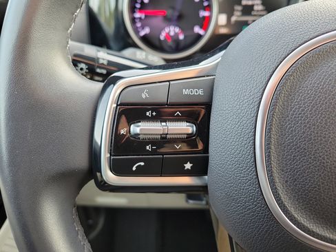 Certified 2024 Kia Carnival EX image 28