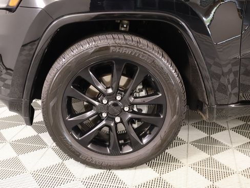 Used 2020 Jeep Grand Cherokee Altitude AWD/4WD image 18