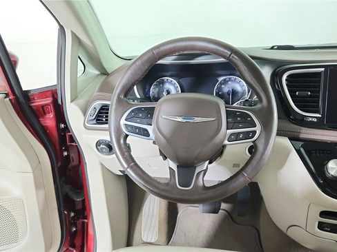Used 2021 Chrysler Pacifica Touring-L w/ Uconnect Theater Family Group FWD image 13