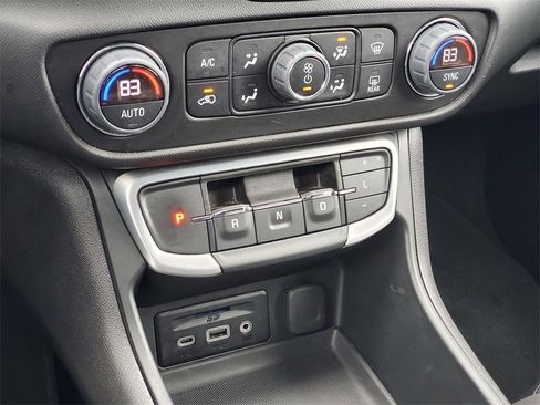 Used 2024 GMC Terrain SLT image 17