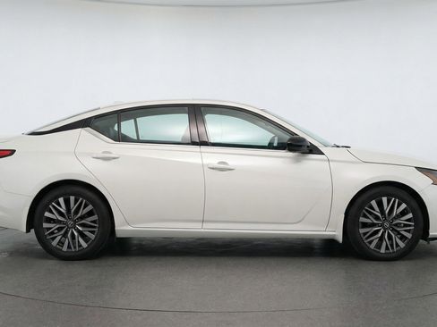 Used 2025 Nissan Altima 2.5 SV image 11