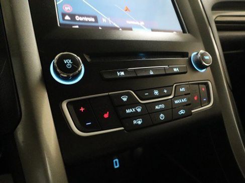Used 2018 Ford Fusion SE w/ Fusion SE Technology Package FWD image 16