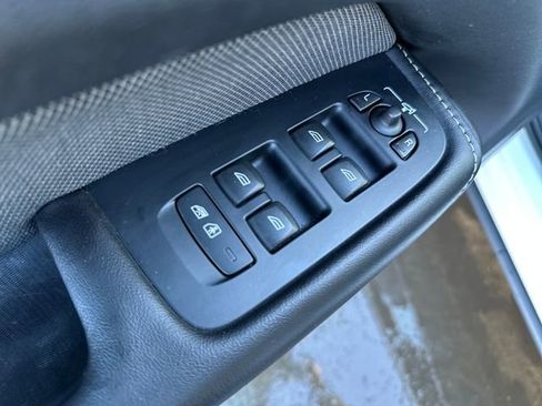 Used 2022 Volvo XC60 B5 R-Design w/ Advanced Package image 11