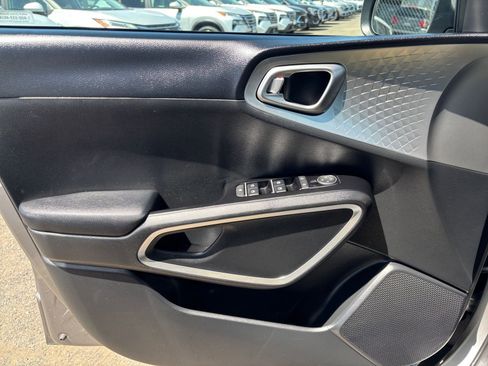 Used 2025 Kia Soul LX w/ LX Technology Package FWD image 18
