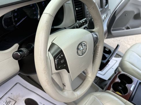 Used 2011 Toyota Sienna XLE w/ Premium Pkg AWD/4WD image 9