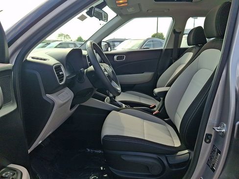 Used 2024 Hyundai Venue SEL FWD image 13