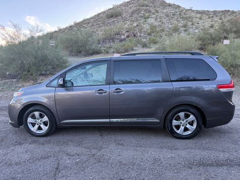 Used 2014 Toyota Sienna LE image 3