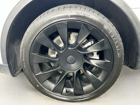 Used 2023 Tesla Model Y Long Range image 11