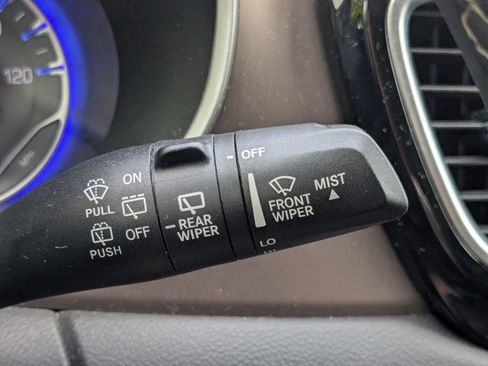 Used 2022 Chrysler Voyager LX FWD image 7