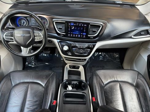 Used 2017 Chrysler Pacifica Touring-L w/ 13 Speaker Alpine Sound Group FWD image 20