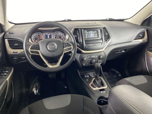Used 2018 Jeep Cherokee Latitude w/ Safety Group AWD/4WD image 17