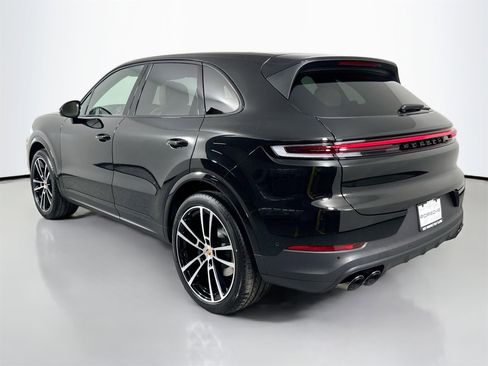Certified 2025 Porsche Cayenne image 3