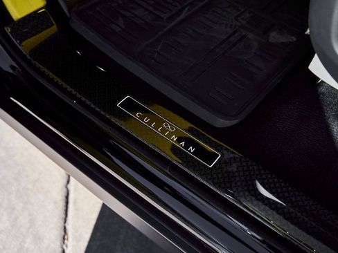 Used 2022 Rolls-Royce Cullinan Black Badge w/ Dark Exterior Package image 42