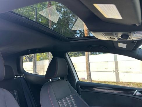 Used 2012 Volkswagen Golf 2-Door FWD image 29